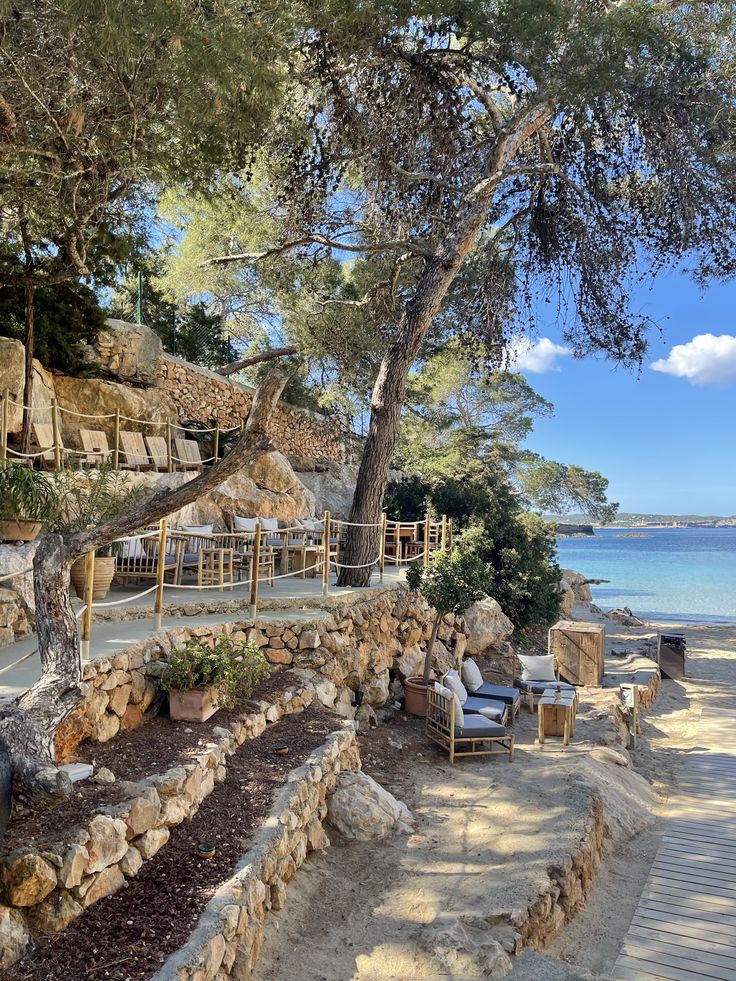 Les Meilleurs Chiringuitos d'Ibiza : Votre Guide Ultime pour l'été 2025